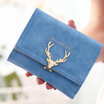 Le faon festif : portefeuille en cuir PU bloquant les RFID avec motif de cerf de Noël