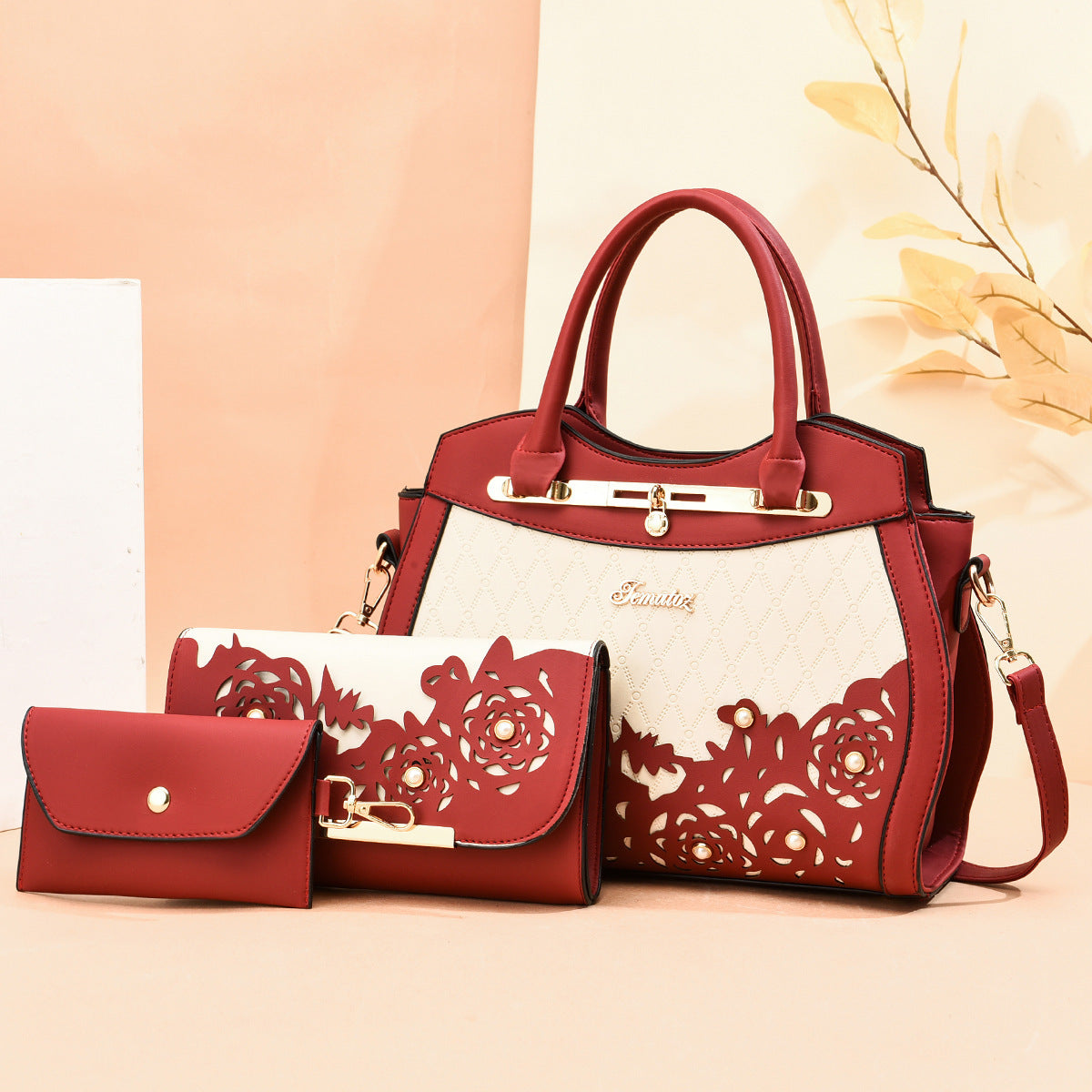 El trío floral: conjunto de tres bolsos con detalles florales cortados con láser