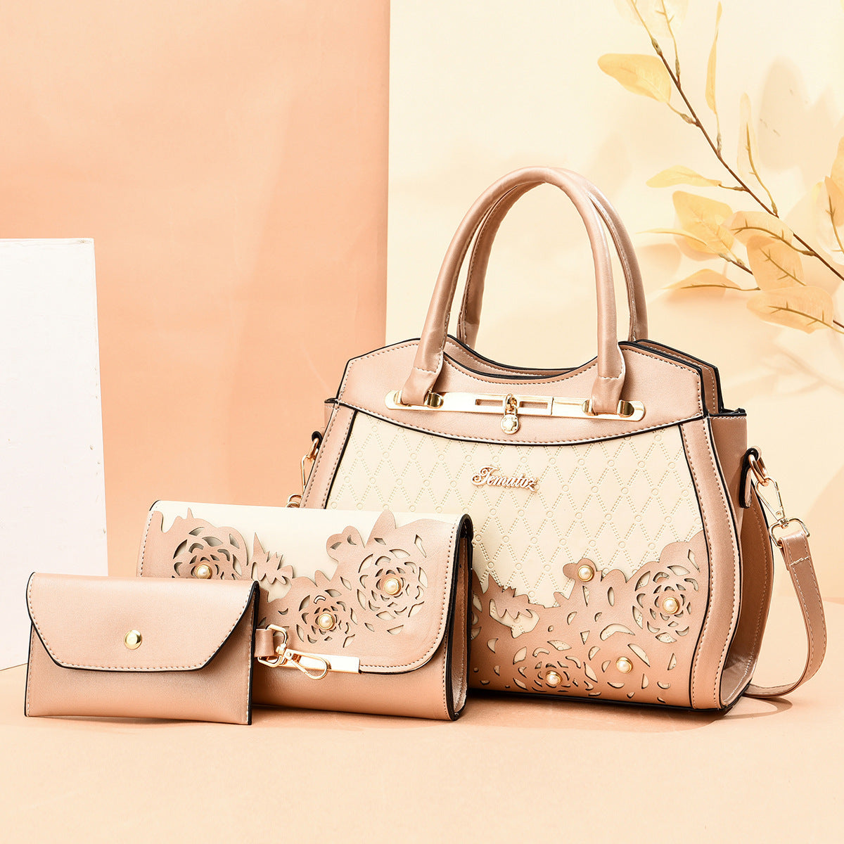 El trío floral: conjunto de tres bolsos con detalles florales cortados con láser