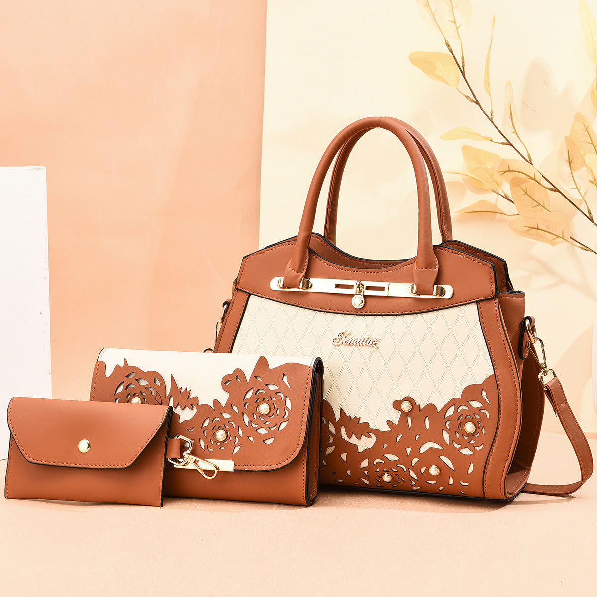 El trío floral: conjunto de tres bolsos con detalles florales cortados con láser