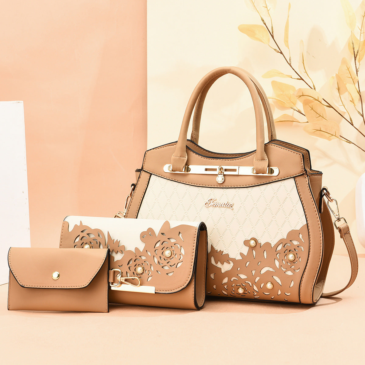 El trío floral: conjunto de tres bolsos con detalles florales cortados con láser