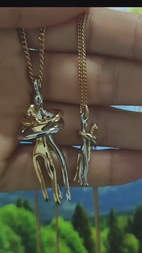 Hugging Couple Necklace | RAMODO JEWELRY